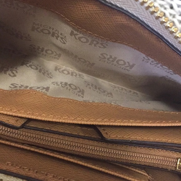 Michael Kors Jet Set Center Stripe Wallet - Picture 13 of 16